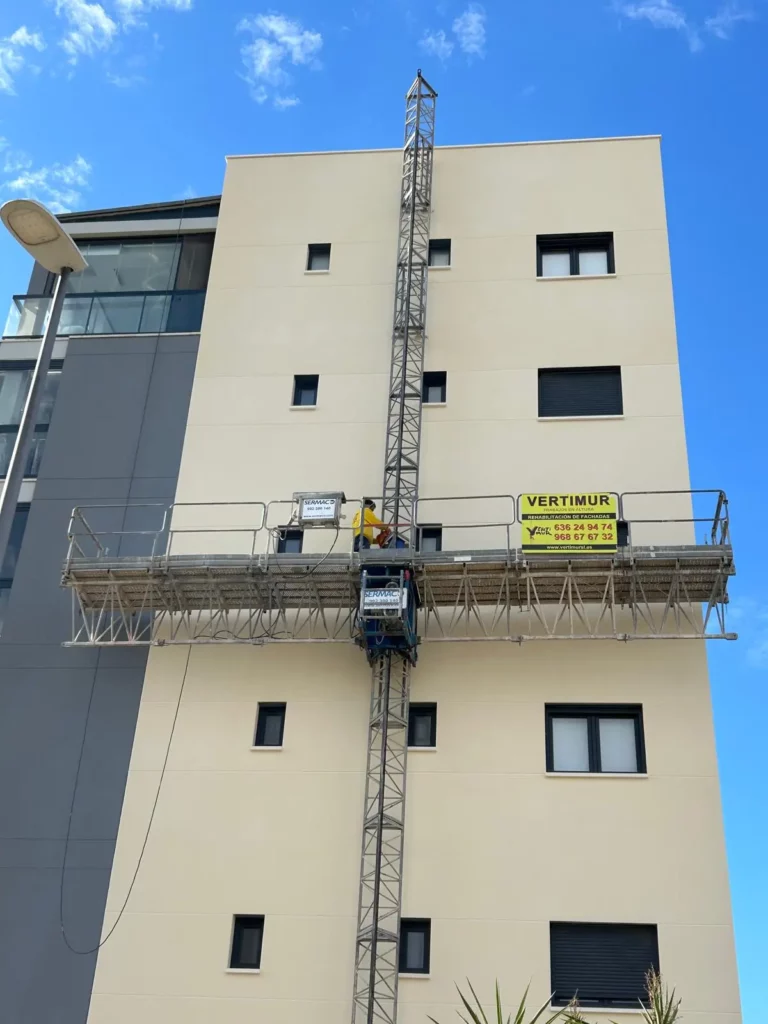 Trabajos en fachada con andamio