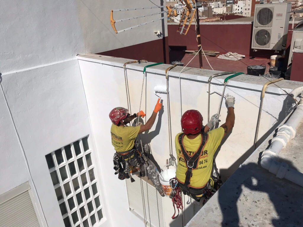 Trabajos verticales en fachadas: cuándo son la mejor opción y qué ventajas ofrecen